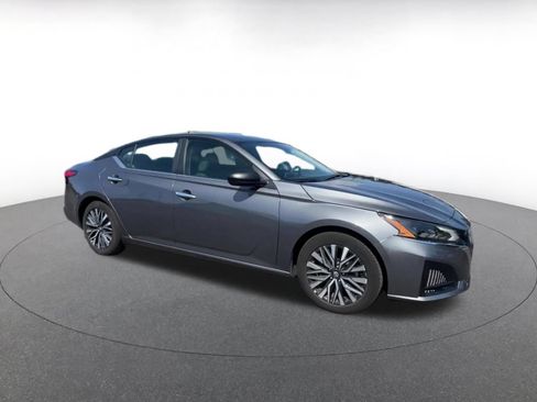 Used 2025 Nissan Altima 2.5 SV FWD image 2