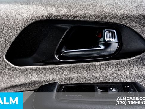 Used 2024 Chrysler Pacifica Touring-L FWD image 50