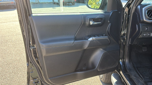 Certified 2023 Toyota Tacoma TRD Off-Road w/ TRD Premium Off Road Package AWD/4WD image 9