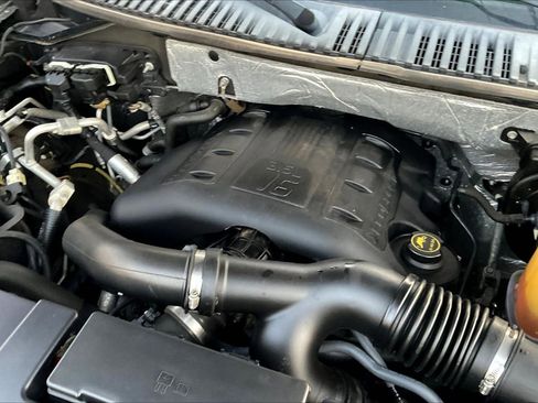 Used 2017 Ford Expedition XLT image 33