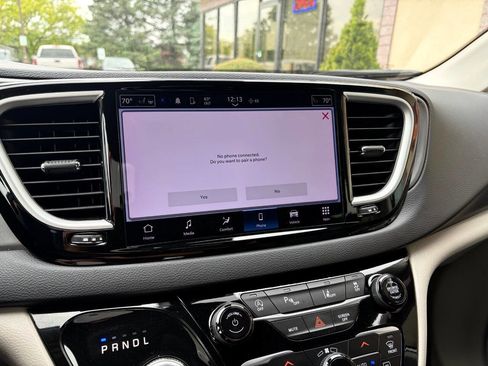 Used 2024 Chrysler Pacifica Touring-L FWD image 29