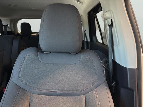 Used 2025 Ford Explorer Active AWD/4WD image 27