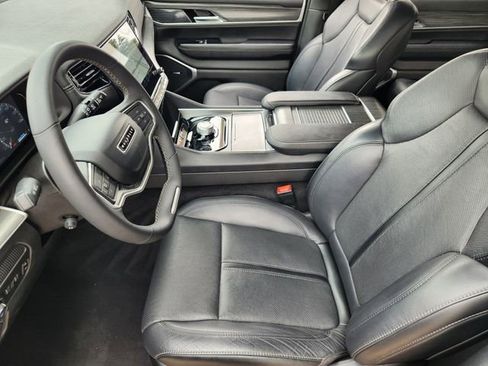 Certified 2024 Jeep Wagoneer Series II w/ Flexible Seating Group RWD image 12