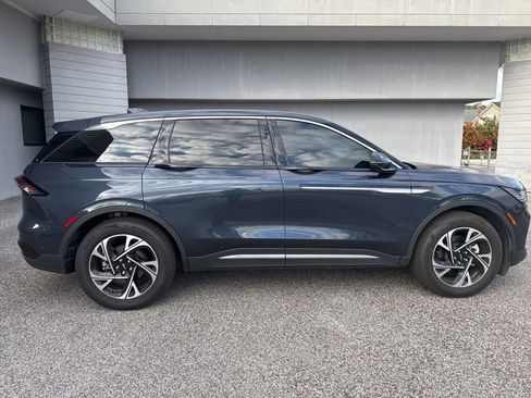 Used 2024 Lincoln Nautilus Premier image 4