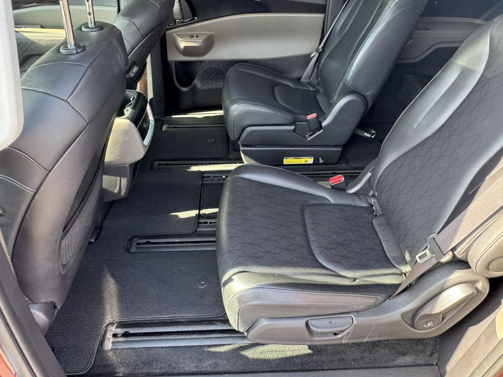 Used 2025 Kia Carnival FWD image 22