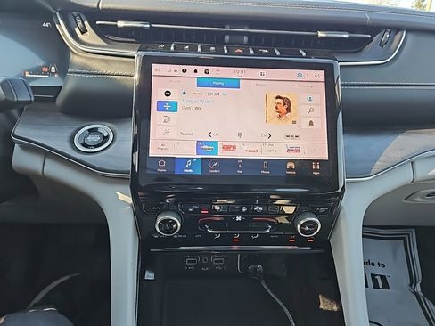 Used 2022 Jeep Grand Cherokee L Overland w/ Luxury Tech Group IV image 8