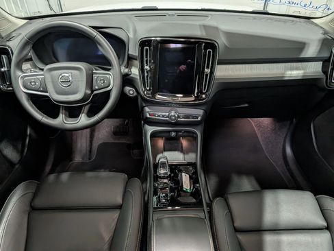 Used 2025 Volvo XC40 B5 Plus image 12