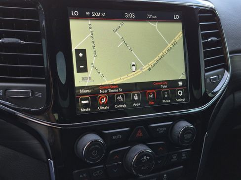 Used 2019 Jeep Grand Cherokee Altitude image 18