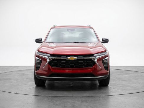 Used 2025 Chevrolet Trax LT FWD image 2