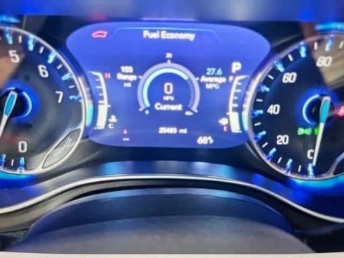 Used 2025 Chrysler Pacifica Pinnacle w/ Trailer Tow Group FWD image 9