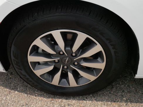 Used 2023 Chrysler Pacifica Touring-L FWD image 15