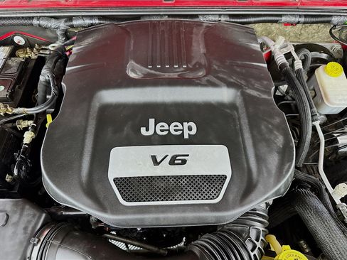 Used 2018 Jeep Wrangler Unlimited Sahara w/ Dual Top Group image 36