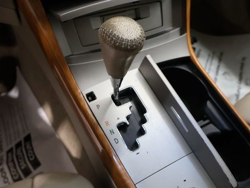 Used 2005 Toyota Avalon XLS image 26