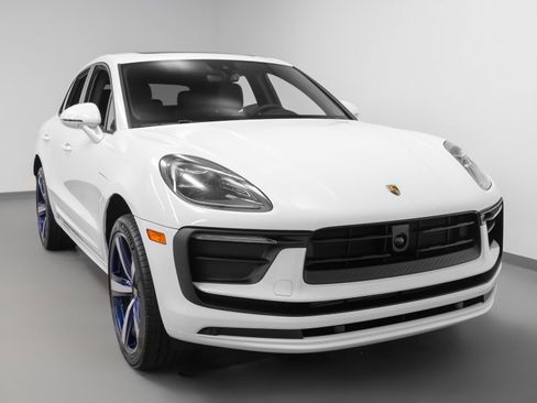 Certified 2025 Porsche Macan image 8