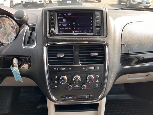 Used 2018 Dodge Grand Caravan SXT FWD image 25