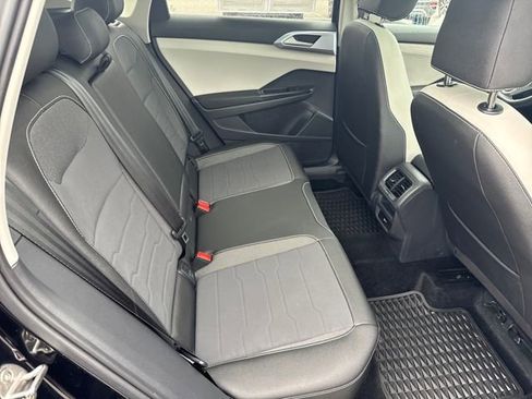 Certified 2025 Volkswagen Taos SE image 32