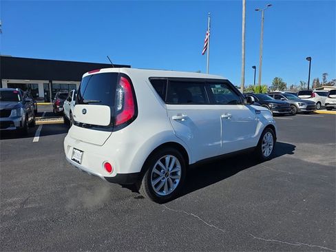 Used 2017 Kia Soul + image 4