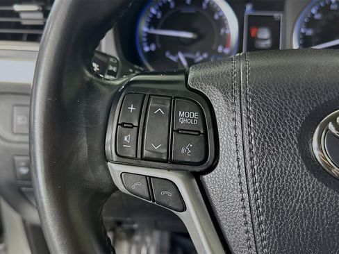 Used 2019 Toyota Highlander XLE FWD image 16