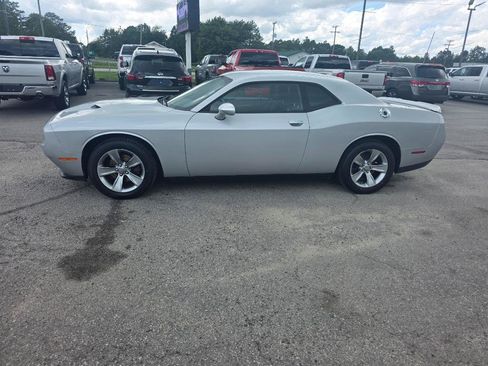 Used 2019 Dodge Challenger SXT RWD image 2