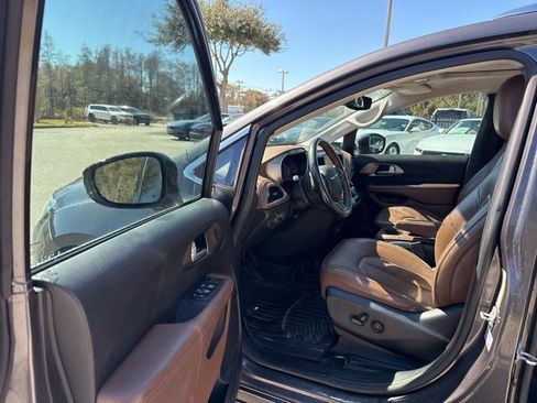 Used 2017 Chrysler Pacifica Limited w/ Advanced Safetytec Group image 13