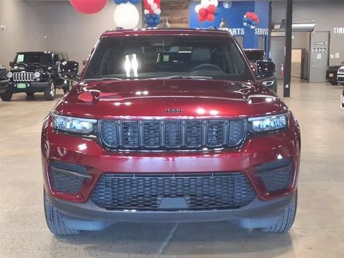 Used 2024 Jeep Grand Cherokee Altitude AWD/4WD image 3