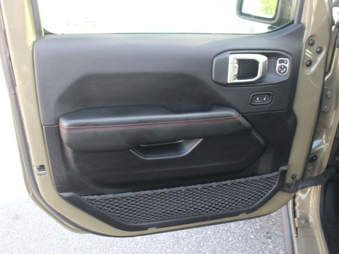 Used 2025 Jeep Gladiator Rubicon w/ Convenience Group AWD/4WD image 13