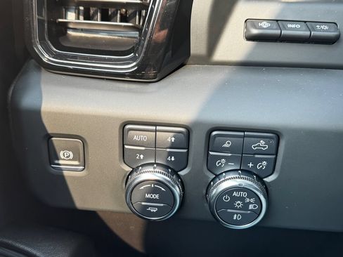 Used 2024 GMC Sierra 2500 AT4 w/ AT4 Premium Plus Package AWD/4WD image 17