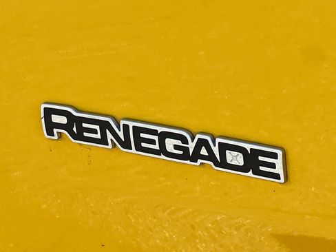 Used 2018 Jeep Renegade Latitude FWD image 31