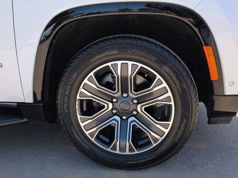 Used 2024 Jeep Wagoneer L Series II image 12