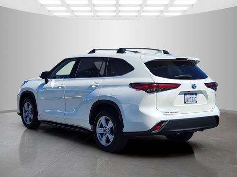 Used 2021 Toyota Highlander LE FWD image 5