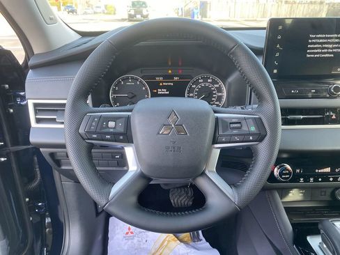 New 2025 Mitsubishi Outlander SE image 15