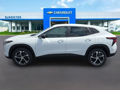 New 2026 Chevrolet Trax RS w/ Sunroof Package FWD image 9
