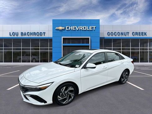 Used 2025 Hyundai Elantra SEL FWD image 4