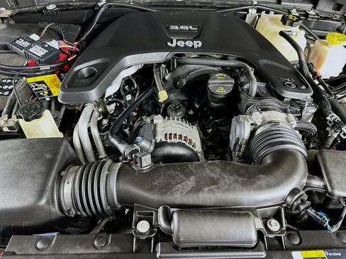 Certified 2021 Jeep Gladiator Overland AWD/4WD image 42