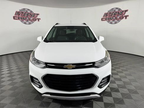 Used 2017 Chevrolet Trax LT w/ LT Convenience Package FWD image 2