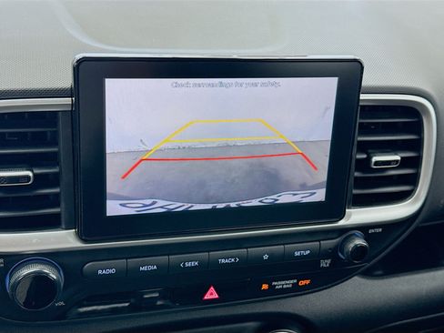 Used 2021 Hyundai Venue SE FWD image 10