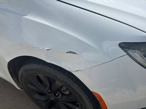 Used 2020 Chrysler Pacifica Touring-L FWD image 17