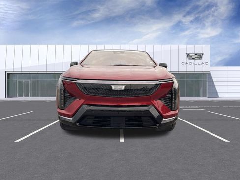 Certified 2025 Cadillac Optiq Sport 2 w/ LPO, Floor Liner Package AWD/4WD image 3