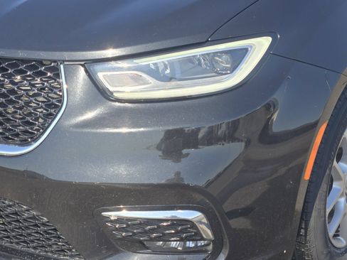 Used 2023 Chrysler Pacifica Touring-L FWD image 11