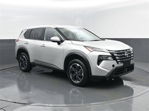 Used 2024 Nissan Rogue SV image 3