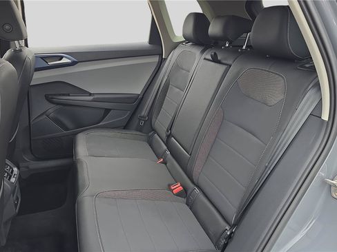 Used 2024 Volkswagen Taos SE w/ Panoramic Sunroof Package AWD/4WD image 18