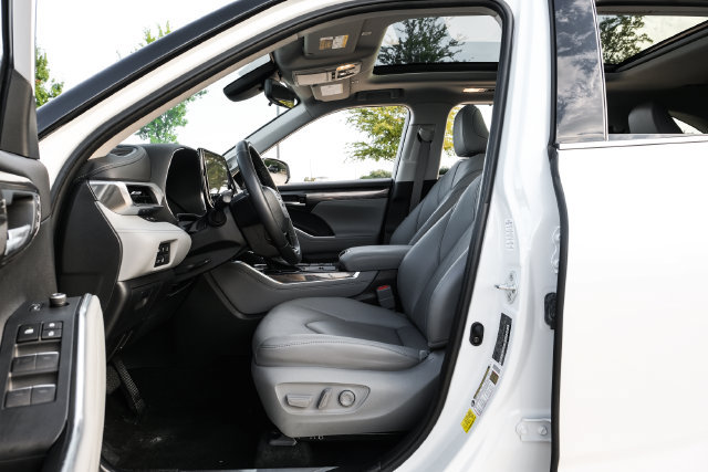Used 2023 Toyota Highlander Platinum FWD image 4
