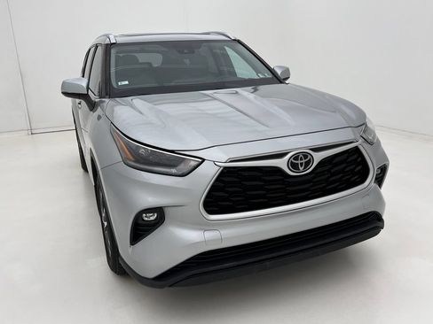 Used 2021 Toyota Highlander XLE AWD/4WD image 3