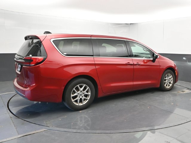 Used 2025 Chrysler Pacifica Select FWD image 2