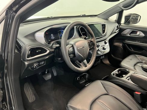 Used 2024 Chrysler Pacifica Limited w/ Uconnect Theater Family Group image 15
