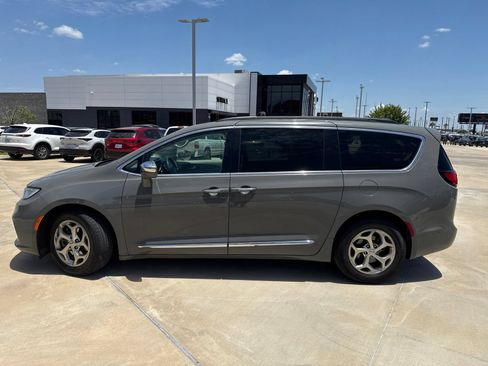 Used 2022 Chrysler Pacifica Limited FWD image 8