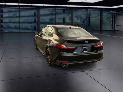 Used 2026 Toyota Camry SE image 3