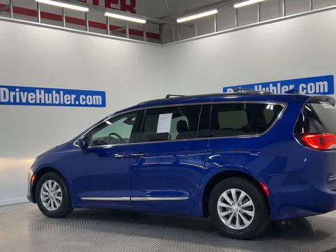 Used 2018 Chrysler Pacifica Touring-L Plus FWD image 8