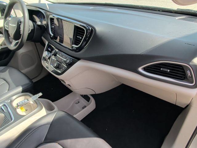 Used 2024 Chrysler Pacifica Touring-L FWD image 30