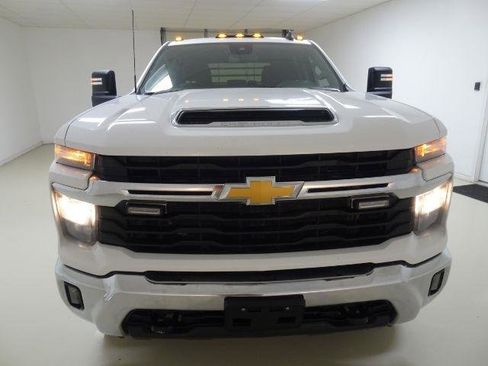 Used 2024 Chevrolet Silverado 2500 LT w/ Convenience Package AWD/4WD image 2